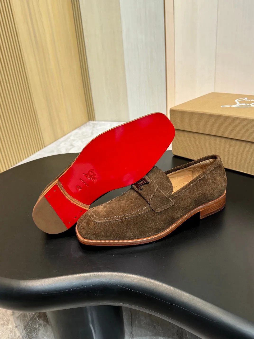 💰960 Christia*.Loubouti*🆑High-end men’s business formal leather shoes｜Classic red-soled shoes｜Original imported first-layer cowhide｜Iconic rivet decoration｜Water-dyed cowhide lining｜Italian imported red cowhide outsole｜High-end luxury｜Perfect interpretation of fashion, sunshine, style, suitable for various occasions Size: 39-44 (customized at 38.45.46)✅